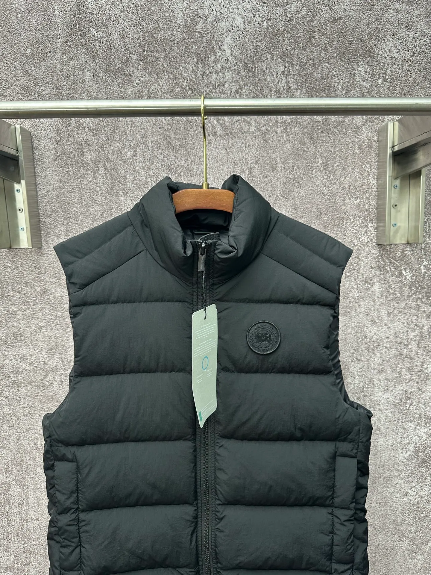 P720 Canada Goose Badge Down Vest Fabric selection: The use of high-quality protective nylon fabric not only enhances the wear resistance of the surface, but also takes into account wind resistance, ensuring excellent performance in various harsh weather conditions.  90 national standard high-quality white duck down: selected high-loft down, weighing 160g, light and warm, with excellent temperature locking performance and good resilience.  Three-dimensional quilting process: Precision thread reinforcement to prevent velvet drilling and ensure that the fluffy and resilient elasticity lasts as new.  Details: The ribbon is woven with polyester as the base, and the brand letters are decorated on the ribbon through high-precision computer embroidery. The edges of the pattern are clear, the stitches are fine and even, and multiple layers of embroidery thread are stacked to enhance the three-dimensional effect. Accessories: One-to-one customized logo, one-to-one customized zipper puller, one-to-one customized three-label SIZE: S M L XL